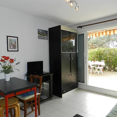 2 Pieces Avec Terrasse Et Piscine, - Fr-1-826-9